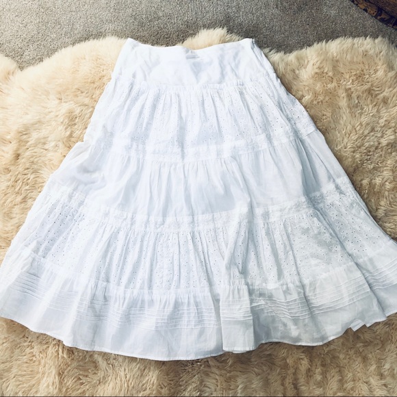 white flowy skirt outfit